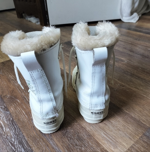 Sorel Kids Cream Boots with Fur Lining Size 8 - Picture 2 of 11